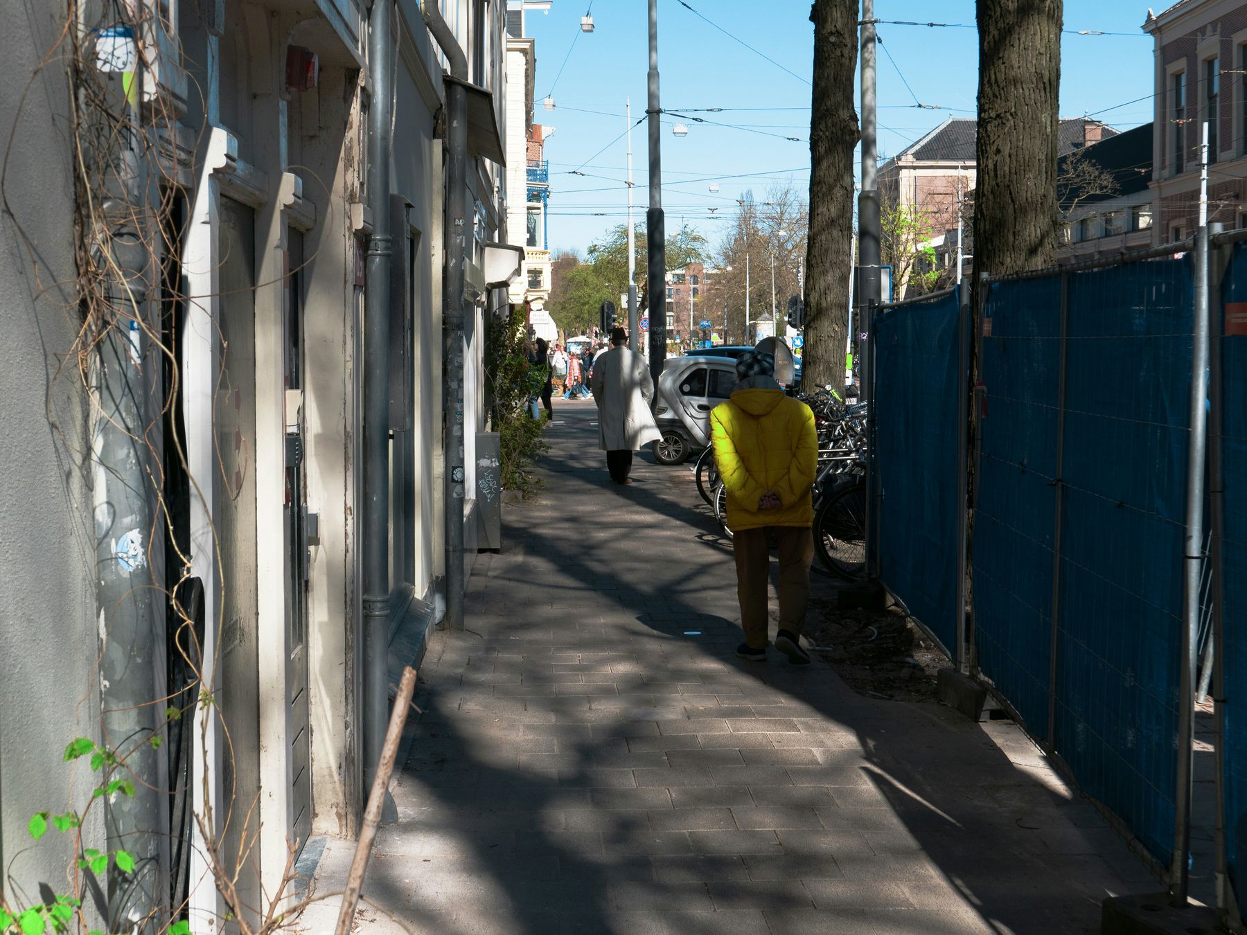 Narrow sidewalk with an ongoing construction